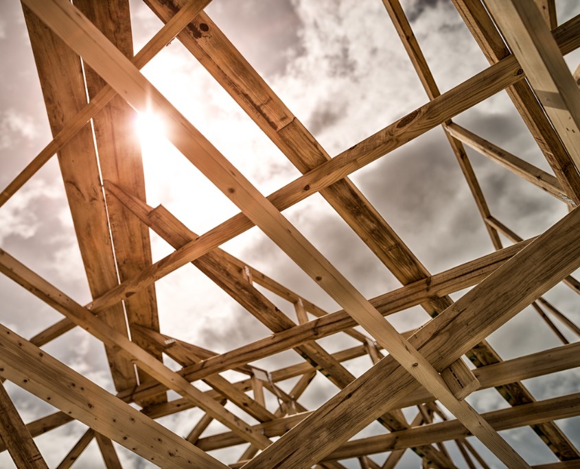 roof-trusses-of-new-home-construction-picture-id639757080