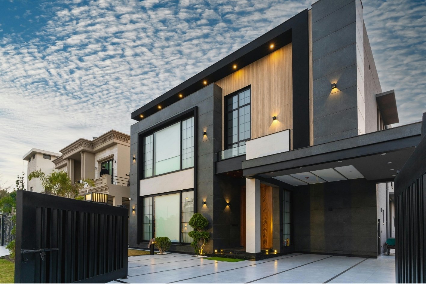 lUXURY HOME EXTERIOR